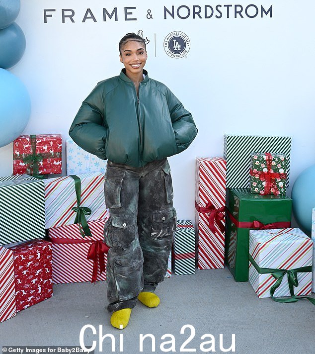 It-girl:Lori Harvey 在洛杉矶参加 Baby2Baby 的假期活动时毫不费力地酷又时髦