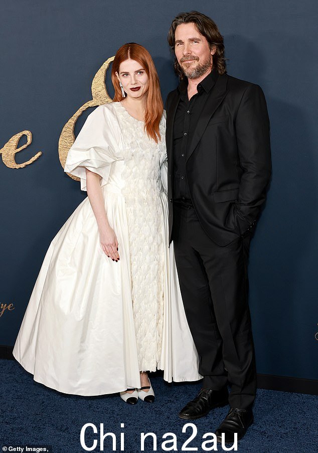Showstopper:参加明星云集的首映式的还有 Christian 的配角 Lucy Boynton,她以全新面貌亮相