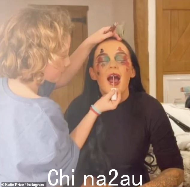 有趣的活动:在视频中,可以听到真人秀明星凯蒂说:'兔子喜欢给人化妆'