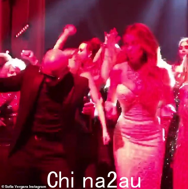 Dancing:当比特犬与超级巨星一起说唱时,摩登家庭女演员在舞池中跳得更厉害