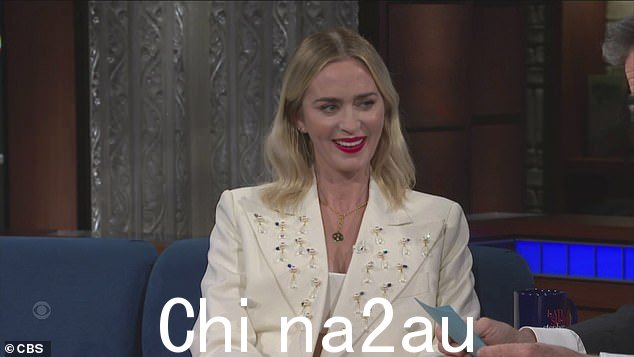 十五个问题:Emily Blunt 在周三参加 Colbert Questionert 时透露,她保留了一件她与丈夫 John Krasinski 第一次约会时的夹克