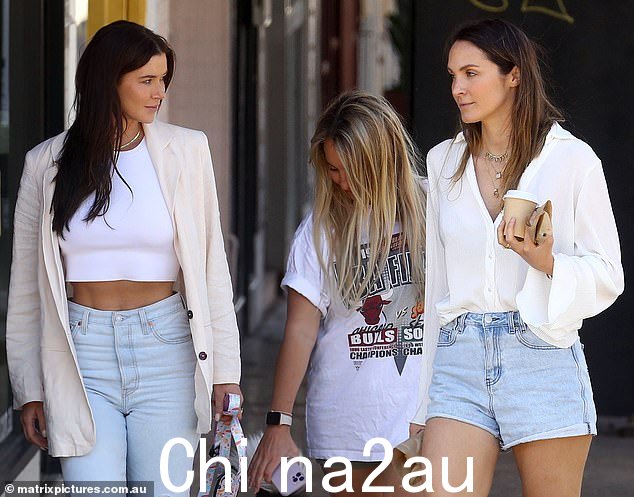 Brittany Hockley 可能卷入了与 Abbie Chatfield 的不和,但周四她和她最好的朋友 Laura Byrne 在悉尼漫步时满脸笑容。合照他们的 Life Uncut 制作人 Keeshia Pettit