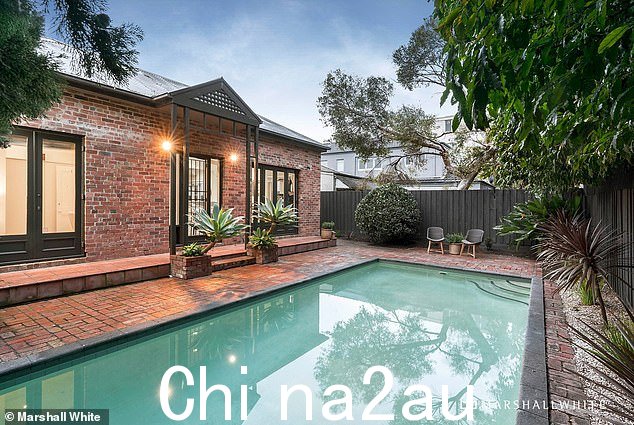 第七频道体育节目主持人 Hamish McLachlan 在墨尔本的 South Yarra 花费了巨资,斥资超过 1300 万美元购买了两处房产。他以 400 万美元的价格购买了一套四居室的房子(图片d) 以及邻近的六居室豪宅,售价 960 万美元