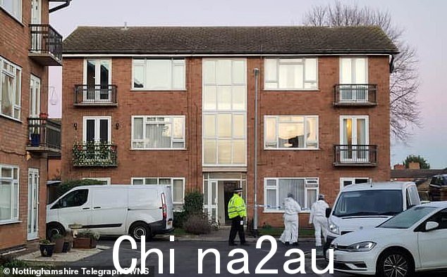 警察于周四上午 11 点 15 分被叫到凯特林的 Petherton Court(如图),一名 52 岁的男子在一名母亲和她的两个孩子(分别为 4 岁和 6 岁)被逮捕后被捕。 found dead
