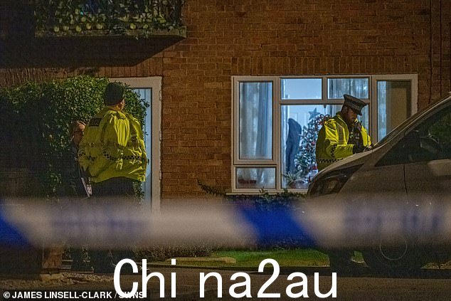 社区警务队今晚将在凯特林的 Petherton Court 地区巡逻,以提供安抚并回答居民可能提出的任何问题。图为:今晚谋杀案现场外的两名穿制服的警察