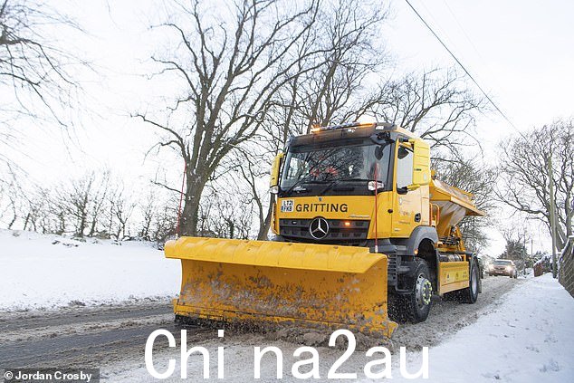 周四早上,一辆除雪机沿着北约克郡埃格顿的街道行驶