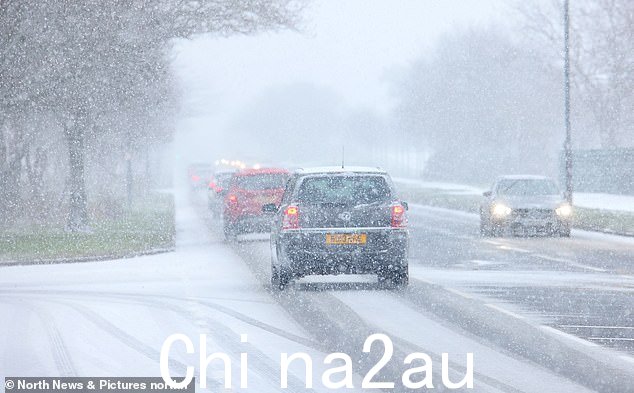 星期四,司机们在北泰恩赛德的泰恩茅斯穿过冰雪