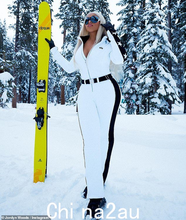 看起来很棒:Jordyn Woods 是她周三发布到 Instagram 的一系列模特照片中性感雪兔的形象