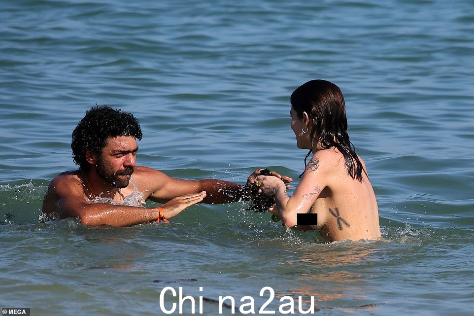 好玩:在 Noah 的父亲出狱前,他们沐浴着冬日的阳光,假装打架