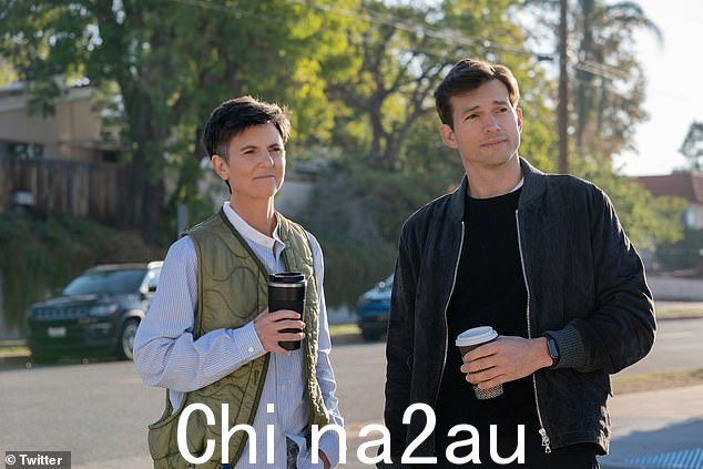 第一眼:扮演彼得的 Ashton 在另一个场景中看到了 Tig Notaro