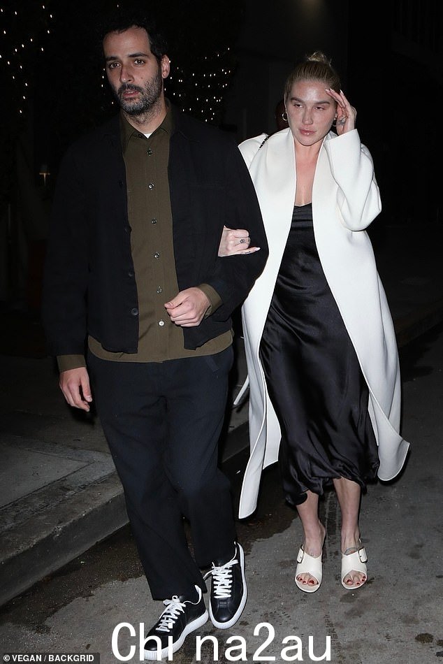 走出去:Kesha 本周被发现在洛杉矶镇上与一个留着胡须的神秘男子手挽着手散步