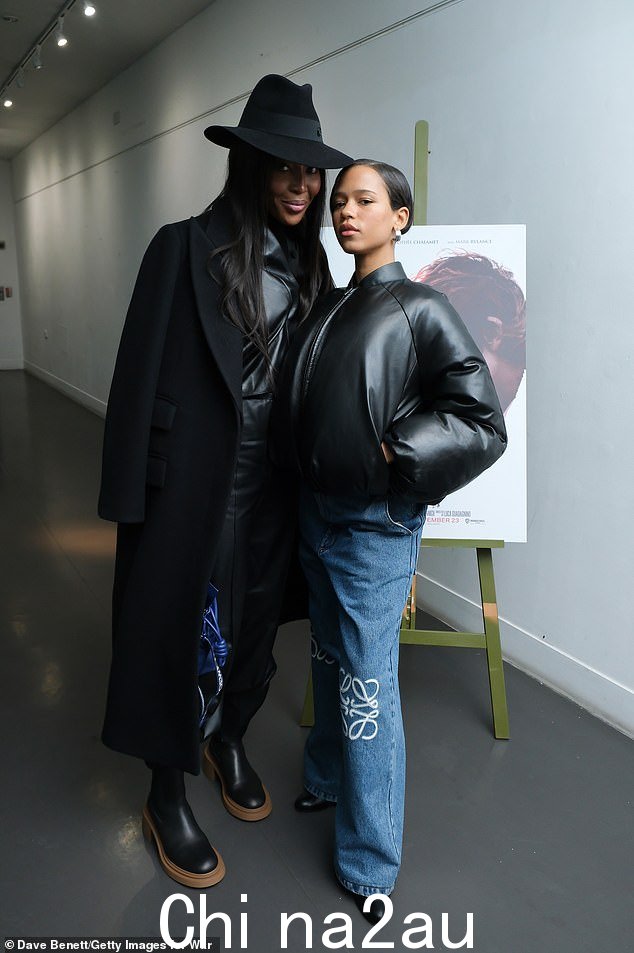 Taylor Russell 在上个月参加由 Loewe 创意总监 Jonathan Anderson 主持的 Bones & All 放映时穿着皮革飞行员夹克保持舒适