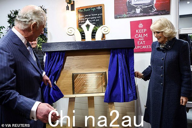 查尔斯和英国的卡米拉王后在参观伦敦社区厨房设施期间揭幕纪念牌匾