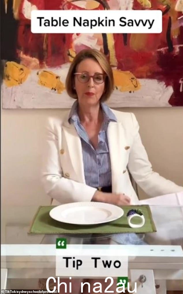 最后,用餐结束时,最好的做法是将餐巾松散地放回盘子的左侧,或者如果盘子不见了,则放回原来的位置