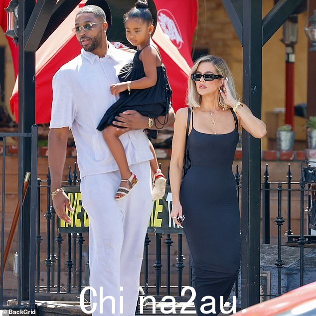 升温:Khloe 还被问及她是否还在和她的前任特里斯坦睡觉,在他的亲子丑闻之后,她回答说,'不,我不是';图为 2022 年 6 月