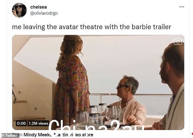 离开:@oliviarodrgo 分享了詹妮弗·柯立芝 (Jennifer Coolidge) 偷包的白莲花结局的另一个片段,并补充说,‘我带着芭比娃娃预告片离开了化身剧院’