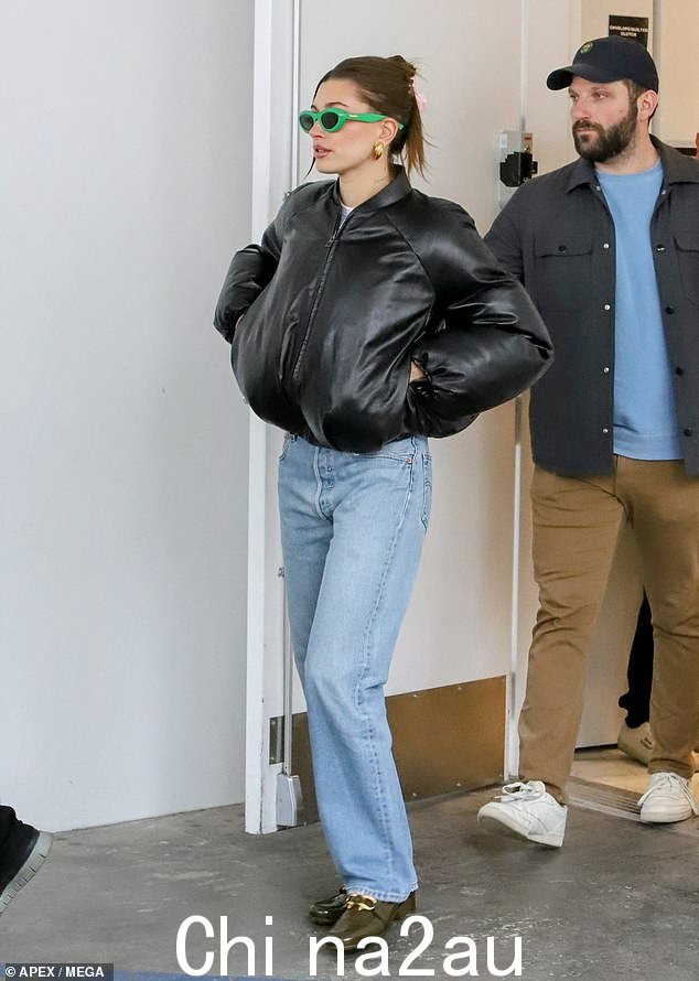 保暖:该模特穿着一件零售价为 7,750 美元的昂贵的黑色 Loewe 衬垫皮革飞行员夹克 - Kendall Jenner 最近因穿着而被嘲笑