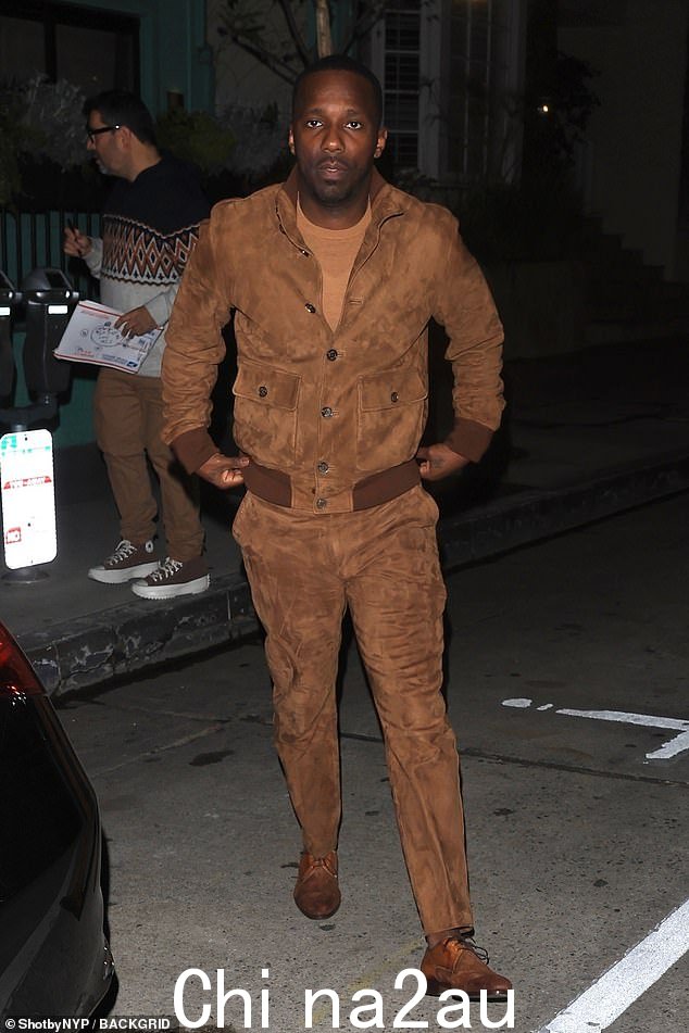 生日男孩:Rich Paul 周四在洛杉矶参加时髦的 41 岁生日晚宴时穿着相配的麂皮套装看起来很时尚