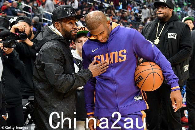 好运动:尽管失败了,弗洛伊德在中场休息时抽出时间与对手的克里斯保罗交谈