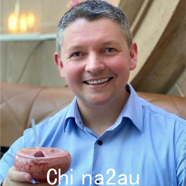 据报道,来自阿伯丁的嫌疑人计划乘坐直升机逃跑,但在袭击了前去查看同事情况的第二名男子后被拘留。来自拉纳克郡科特布里奇的受伤男子克里斯托弗·贝格利(如图)在医院接受治疗,但现已出院