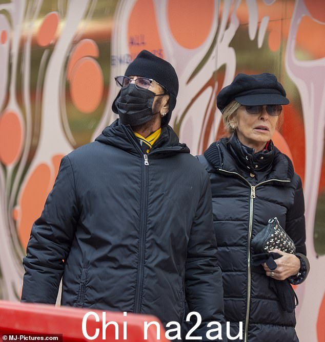 Incognito:披头士乐队的明星,82 岁,带着面罩、猎鹿帽和墨镜伪装与他的妻子 Barbara Bach,74 岁外出,他们购买了配套的 Moncler 外套