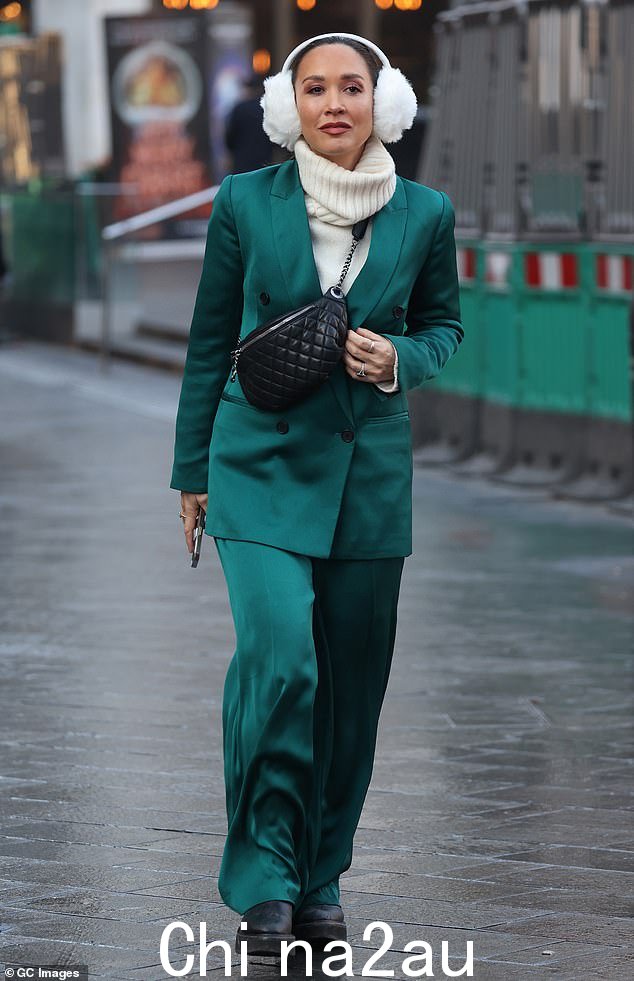 Oh:Myleene 在去电台工作的路上穿着别致的服装冒着寒冷时散发出自信station