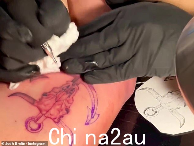 纹身时间:54 岁的 Josh Brolin 分享了他在洛杉矶从 Dr Woo 那里纹身的视频