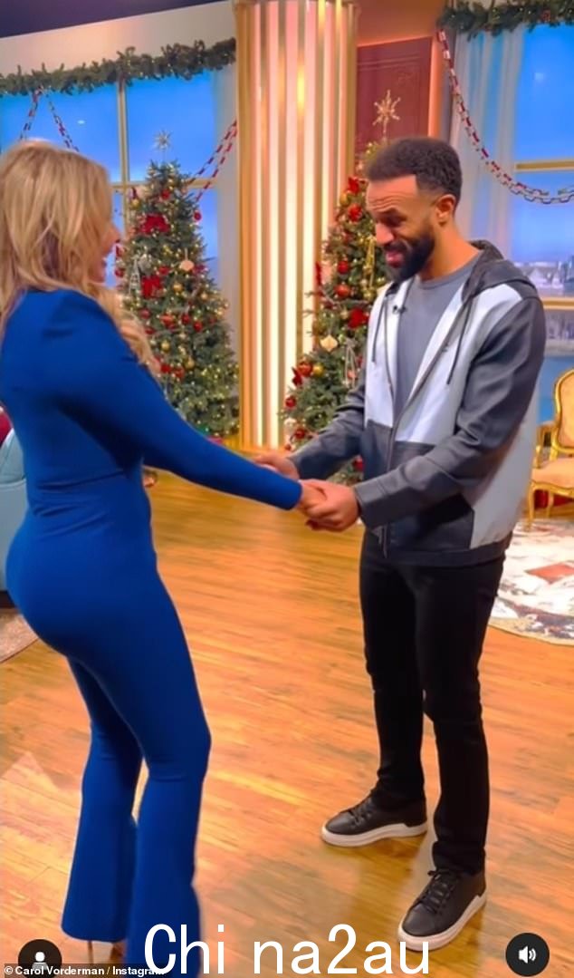 所有的目光都集中在她身上:卡罗尔·沃德曼 (Carol Vorderman) 是关注的焦点,因为她在周五的今早 (This Morning) 节目中亮相 - 克雷格·大卫 (Craig David) 甚至看起来是她服装的粉丝