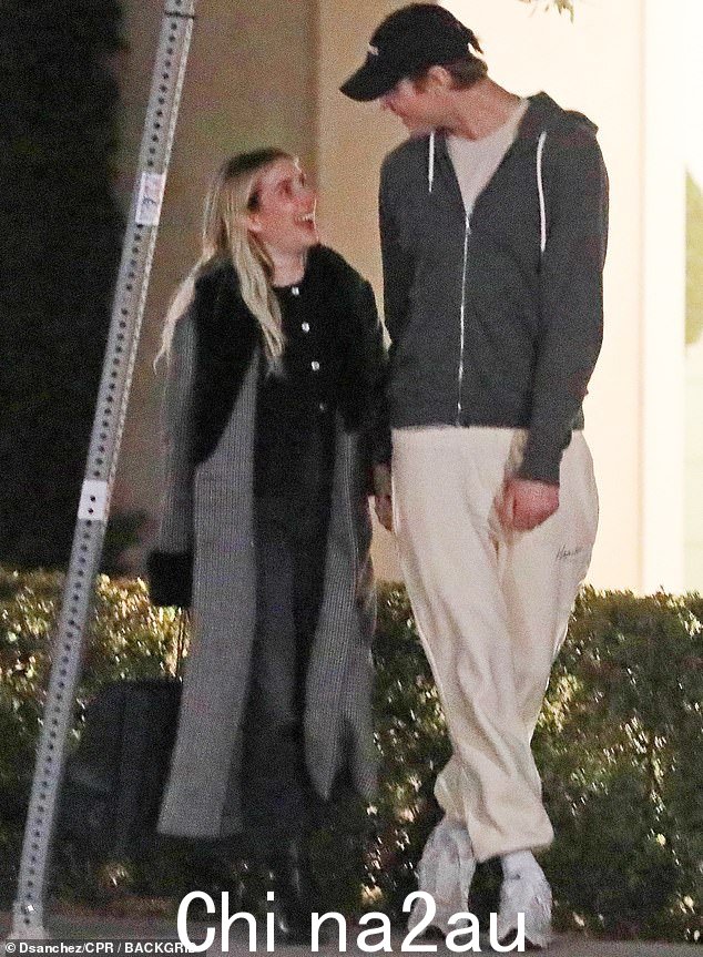 有一个舞会:31 岁的艾玛·罗伯茨 (Emma Roberts) 与演员男友科迪·约翰 (Cody John) 手牵手,在洛杉矶度过了一个约会之夜,笑容满面。” class=
