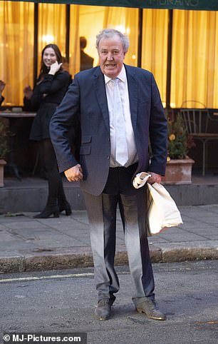 Jeremy Clarkson 带着他的礼品袋离开 Murano Wednesday