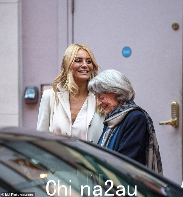 Tess Daly 和 Dame Maggie Smith 在 Murano re 外偷笑星期三在梅菲尔的餐厅