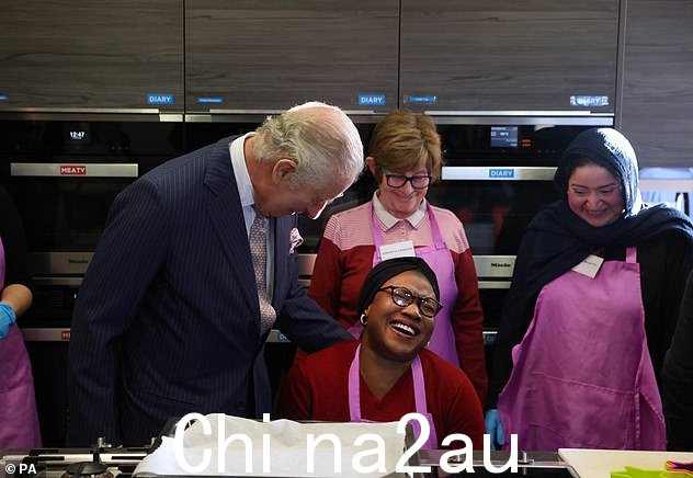 国王与芬奇利社区中心的医务人员一起大笑