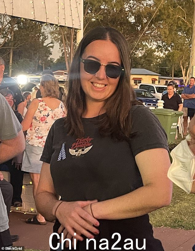 Keely Brough 警员(如图)在 Chinc 的一次守夜活动中向她倒下的同事们表示敬意希拉周五晚上有多达 400 人参加