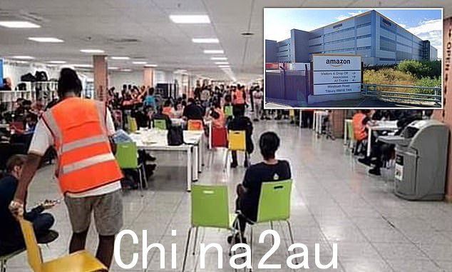 工人坐在 t他吃食堂并拒绝工作以抗议“可怜的”每小时 35 便士的加薪。图为:工人们在考文垂的 BHX4 仓库静坐