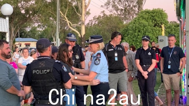 她站在服务设施的后面,周围是军官,估计有 400 名当地人中的一些人在出席者传递感人的话并给予她拥抱。图片:Chloe Cufflin