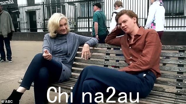 这是在 Brodie-Sangster 最近出现在 ABC 的 Diane Sawyer(左)特别节目 The Laughter & Secrets of Love Actually:20 年后