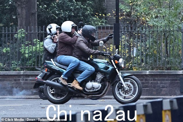 拍摄:皇冠将伦敦市中心变成巴黎,同时拍摄狗仔队摄影师骑着轻便摩托车追逐伊丽莎白德比茨基的戴安娜王妃的场景