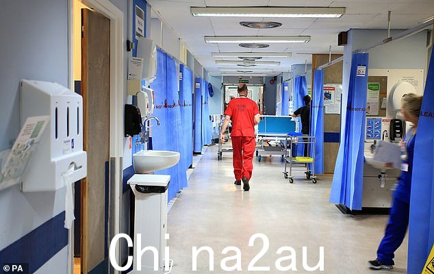 医院已被敦促通过在救护人员计划的罢工行动之前让尽可能多的患者出院来腾出床位