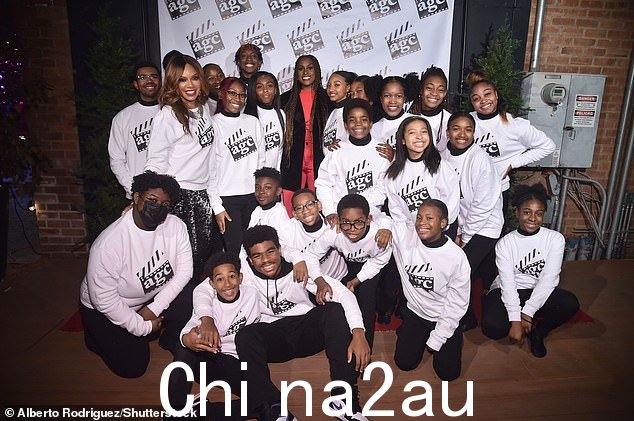 慈善活动:奇异恩典音乐学院由 Wendy Raquel Robinson 经营。它在洛杉矶 The Beehive 举办的周五晚活动是一场慈善晚宴