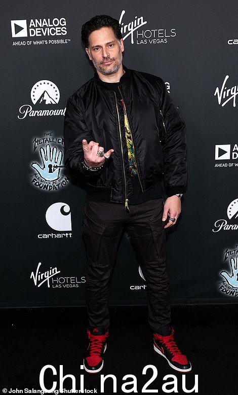 准备摇滚:45 岁的 Joe Manganiello 带领一大群著名摇滚乐迷来到微软剧院参加 Metallica Presents:The Helping Hands 音乐会