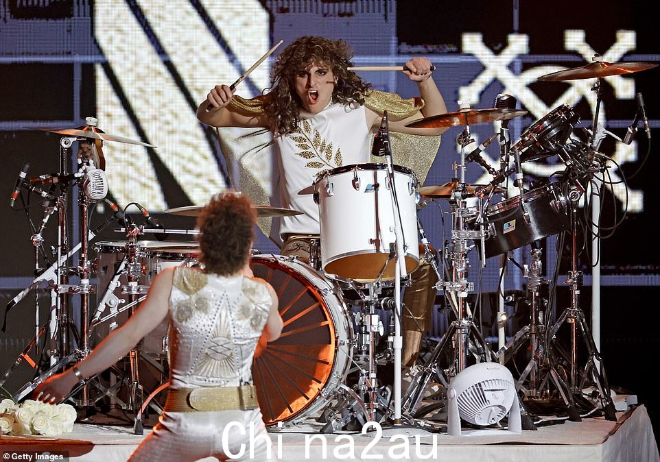 打鼓成明星:Greta Van Fleet 的主唱 Josh Kiszka 看着鼓手 Daniel Wagner 一次摇滚