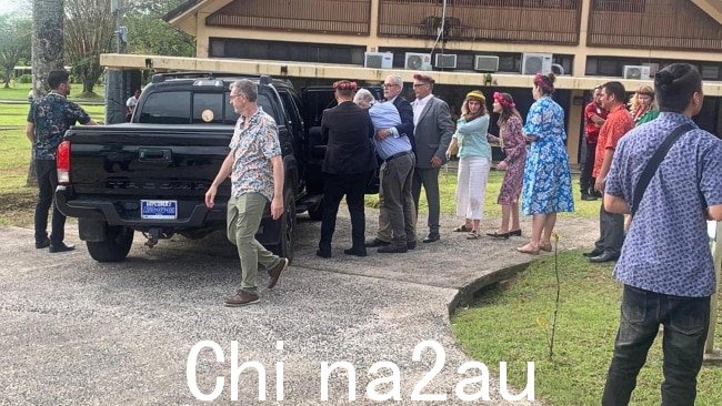 他后来被官员扶上一辆等候的汽车,在那里他被送往医院接受脱水治疗。图片:ABC