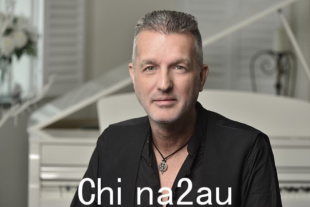 家庭灵感:他的姐姐,一名女按摩师,在给他播放一些音乐后给了他创作放松音乐的想法。Llewellyn 的音乐在水疗中心、健康中心、医院、包括灵气在内的治疗以及按摩和芳香疗法期间很受欢迎