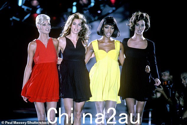 图标:Linda Evangelista,Cindy、Naomi Campbell 和 Christy 在 1991 年的 Versace 秀场合照