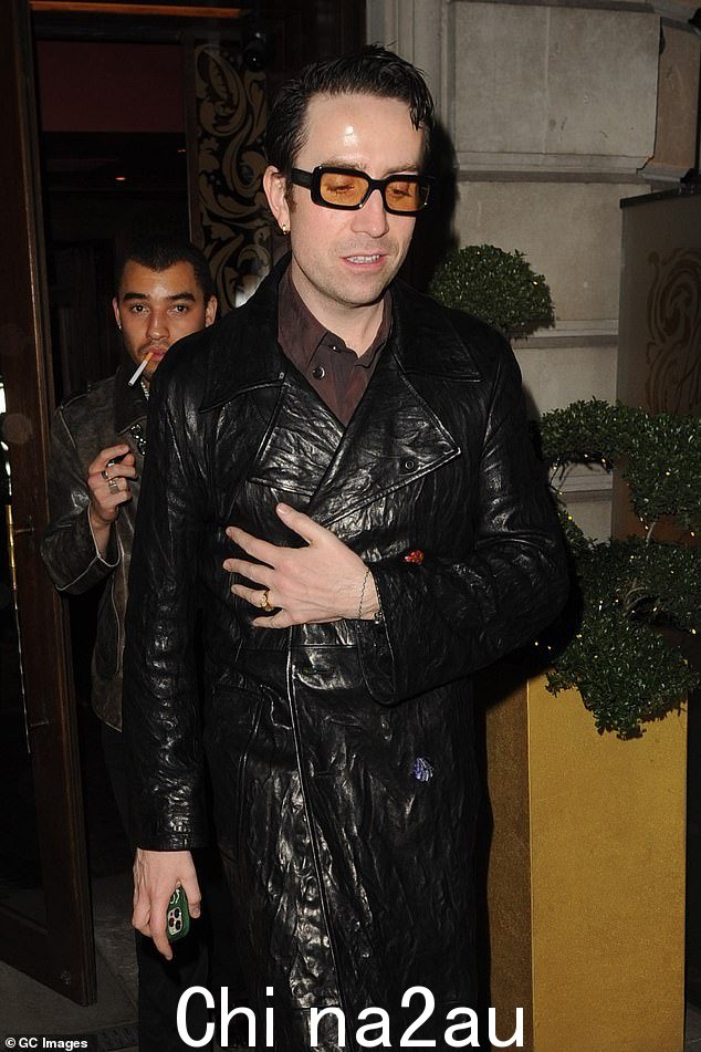 熟悉的面孔:媒体名人 Nick Grimshaw 在离开活动现场时穿着一件皮革外套,看起来很时尚