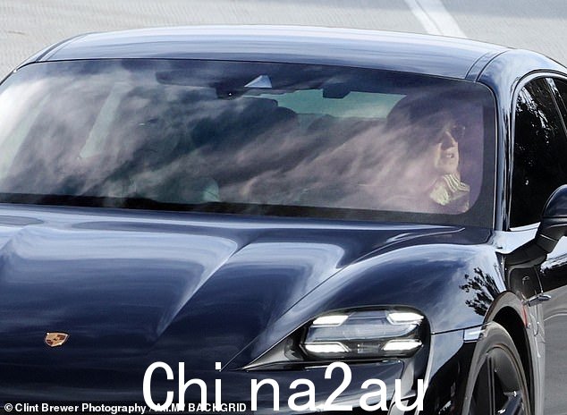访问:64 岁的艾伦·德杰尼勒斯 (Ellen DeGeneres) 和她 49 岁的妻子波蒂亚·德罗西 (Portia de Rossi) 周五被发现检查他们在圣巴巴拉的家的装修。这是自从得知她的朋友 DJ Stephen 'tWitch' Boss 周一自杀身亡