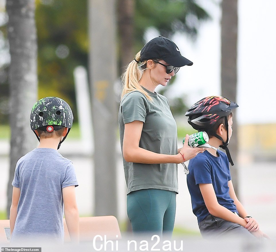 绕了好几圈,前任大女儿拿了一罐雪碧补水