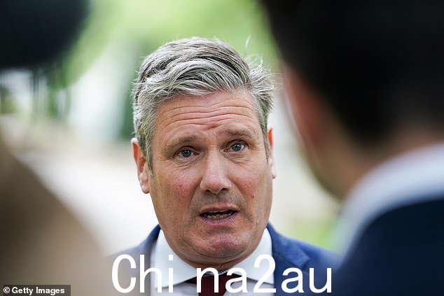 工党领袖基尔·斯塔默爵士对成员讲话在 6 月 13 日补选前的竞选活动期间访问韦克菲尔德时媒体的采访