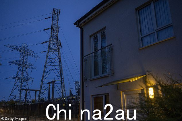 英国正面临轮流停电的前景。图为:在曼彻斯特的住家附近看到变电站上的绝缘体
