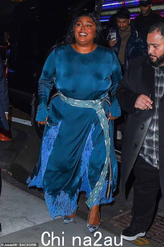 Bold:Lizzo 在派对结束后前往周六夜现场前签名时身着优雅的蓝绿色长裙做出了大胆的声明